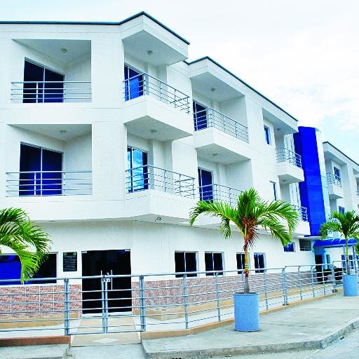 Ubicado en una de las zonas turísticas más exclusivas de la costa caribe Colombiana El rodadero, a pocos metros de la playa.