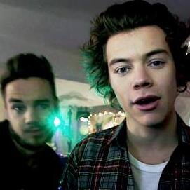 FOLLOW @LiamsperfectD BECAUSE SHE GAVE YOU A FREE FOLLOW! SHE FOLLOWS BACK! DON'T WORRY!