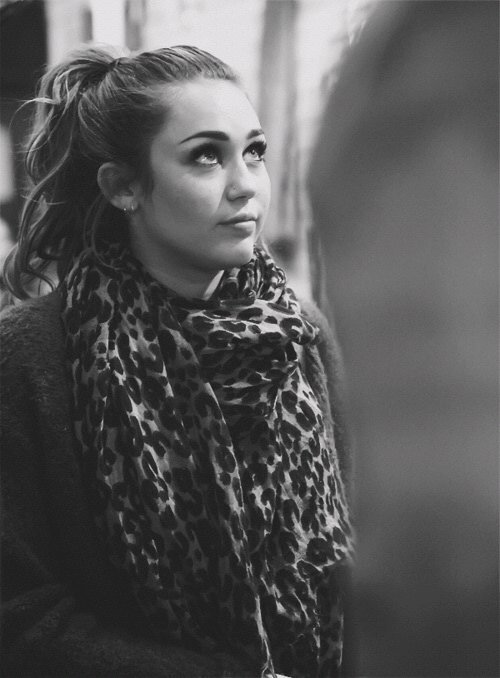 SmileyCyrusxo_'s profile picture. Hi, I'm Miley Cyrus. (The old one)I'm seventeen years old. I sing and act. Feel free to talk to me. (RP/FL/Single)