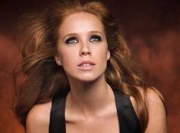 32. La Trini Turner. Cantante de la orquesta Dreams. Tengo un disco. Extrovertida, impulsiva. Viviendo la vida al máximo porque sólo se vive una vez.