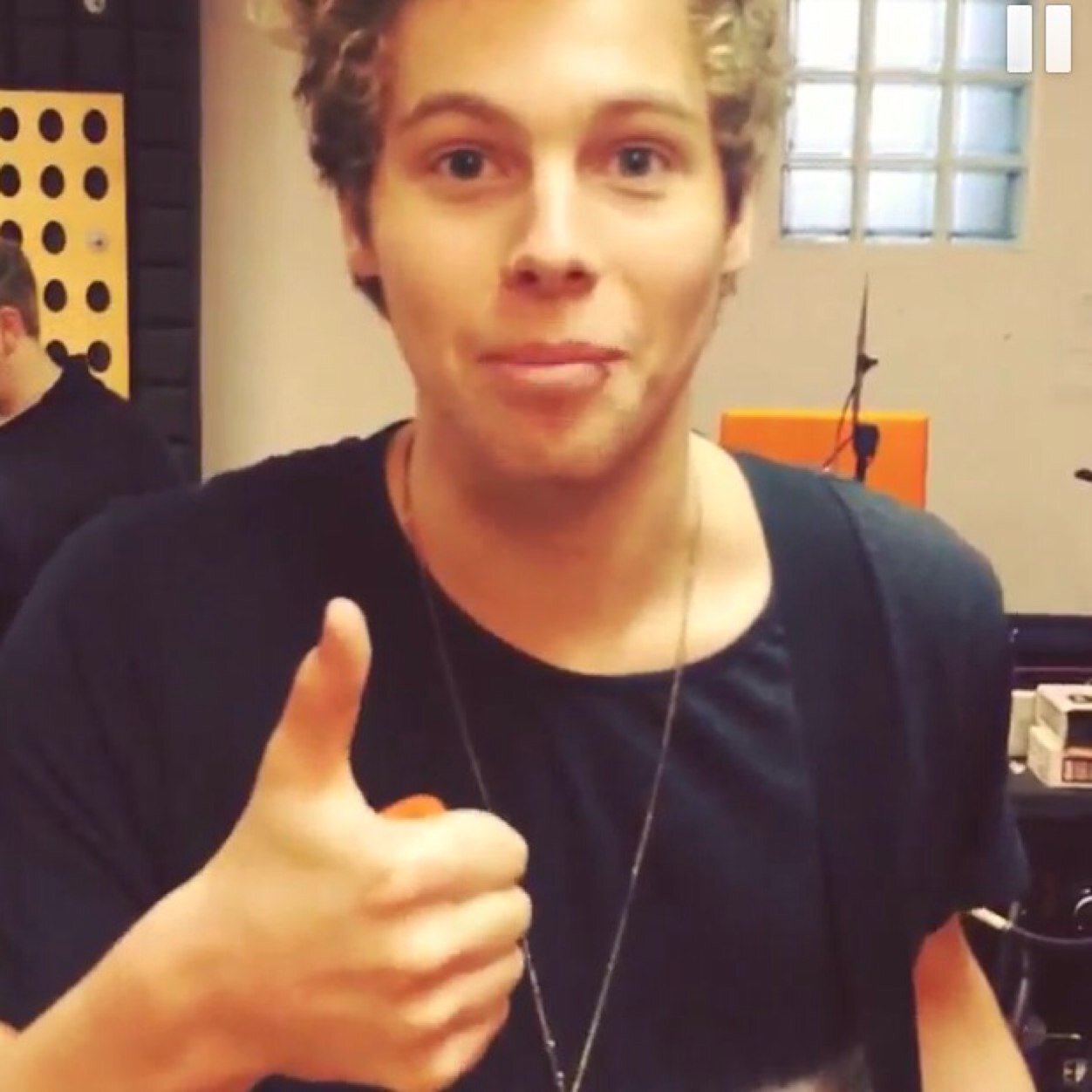 PLEASE FOLLOW @hemmoflxwers I LOVE YOU AND I HOPE YOU GET TO FUCK YOUR FAVE ;)