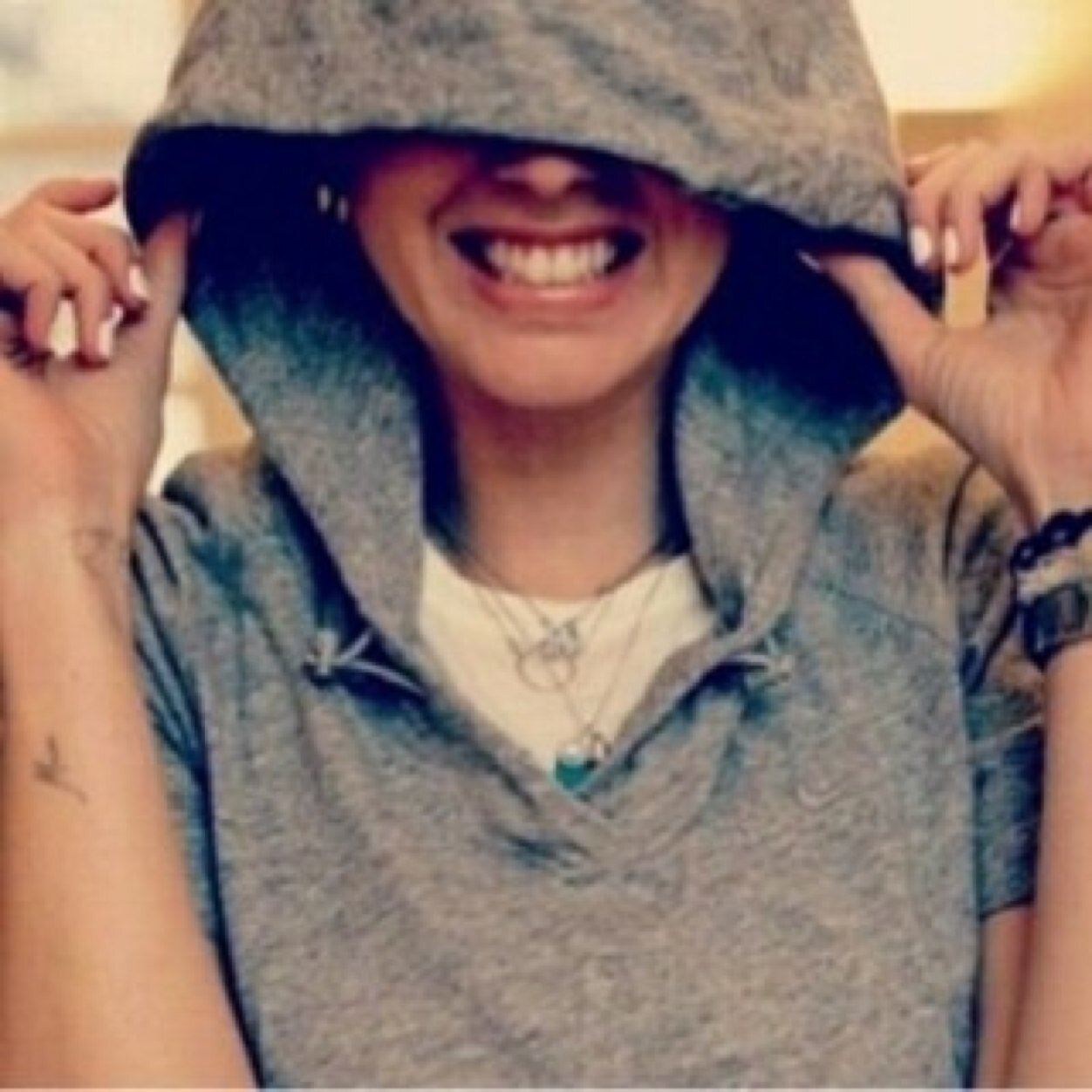 Lo0ove220's profile picture. لسَتُ بَريئة ۈلا سَيئة ، مَديِدٌة الصَبُر ، طَويلٌة الصَمتْ