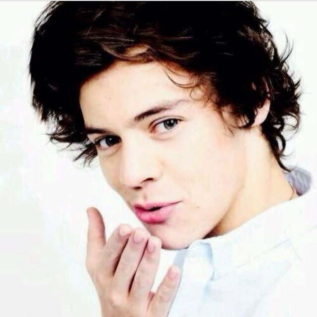 Larry shipper 3 :) and i love little cupcake man harry styles :)