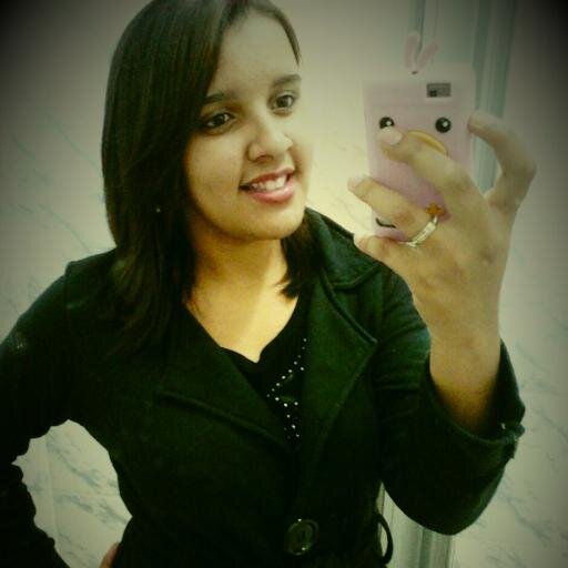 Ela era forte, e sabia. Por isso andava sorrindo por aí, ignorando todas as suas dores.
