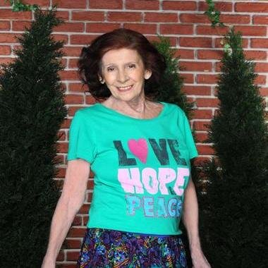 65. Amiga de la residencia de Mari Tere. Mi vida se basa en insultar a la gente y reirme de los demas. Fumando hasta la muerte.