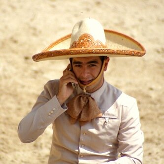 Mas vale charro en mano que a muchachas enamorando