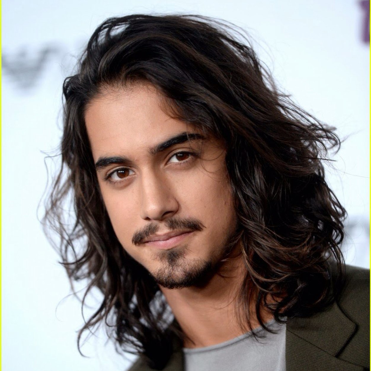 Love the friendship of @VictoriaJustice & @ATJogia ! :{D