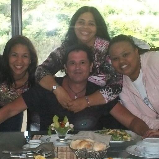Empresaria, Santera y con una familia espectacular