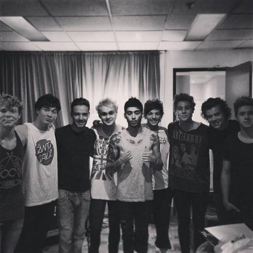 C'mon @Luke5SOS follow a @imissyouhemmo please. C'mon @Calum5SOS follow a @ImSoProudOf5SOS please. And finally @Harry_Styles follow a @Mariana_N_1D please.