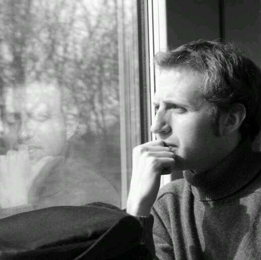 Periodista. Aficionado a la política (que no a los políticos) y a despertar en otras ciudades. Autor y guionista de @cucana_la