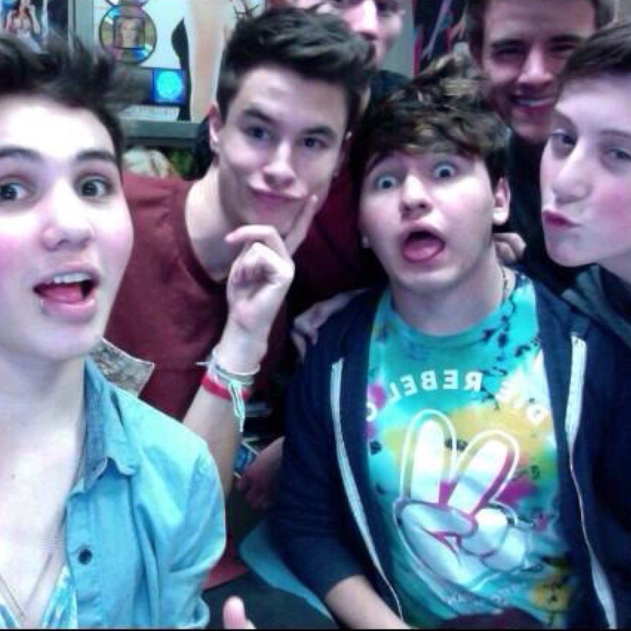 dm me something you want to tell an o2l account & i'll tweet it to them!!! (be sure to tell me to put it from anon or not) always spreading positivity also!