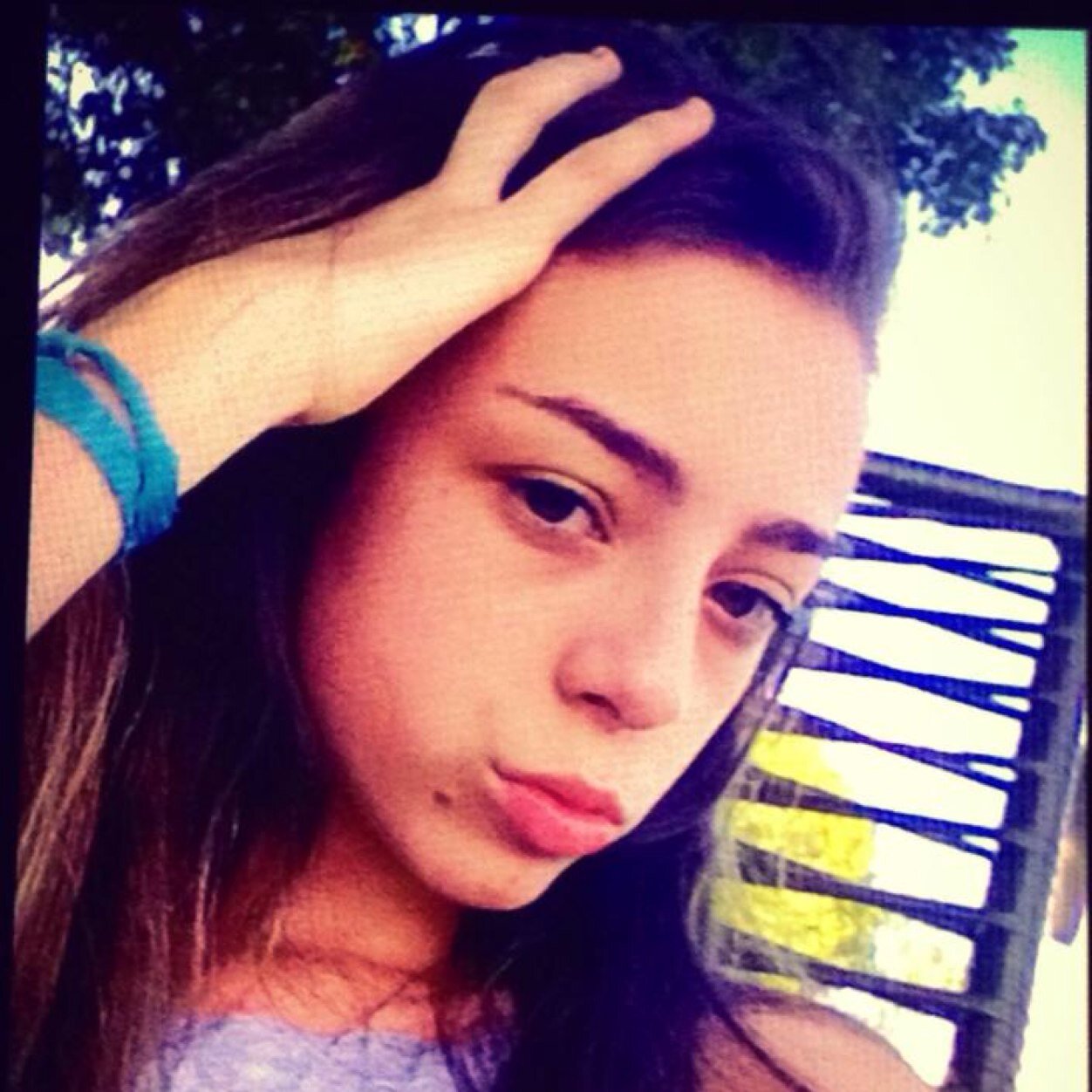 α meninα do sorriso sincero; dα risαdα esquisitαα; dos sonhos impossiveis; dα esperαnçα interminαvel; dα insegurαnçα constαnte; dos αmigos perfeitos...