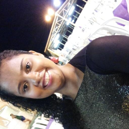 Sou uma mulher de desejos e menina com sonhos...
Sou uma mulher vaidosa, e menina com sede de liberdade...