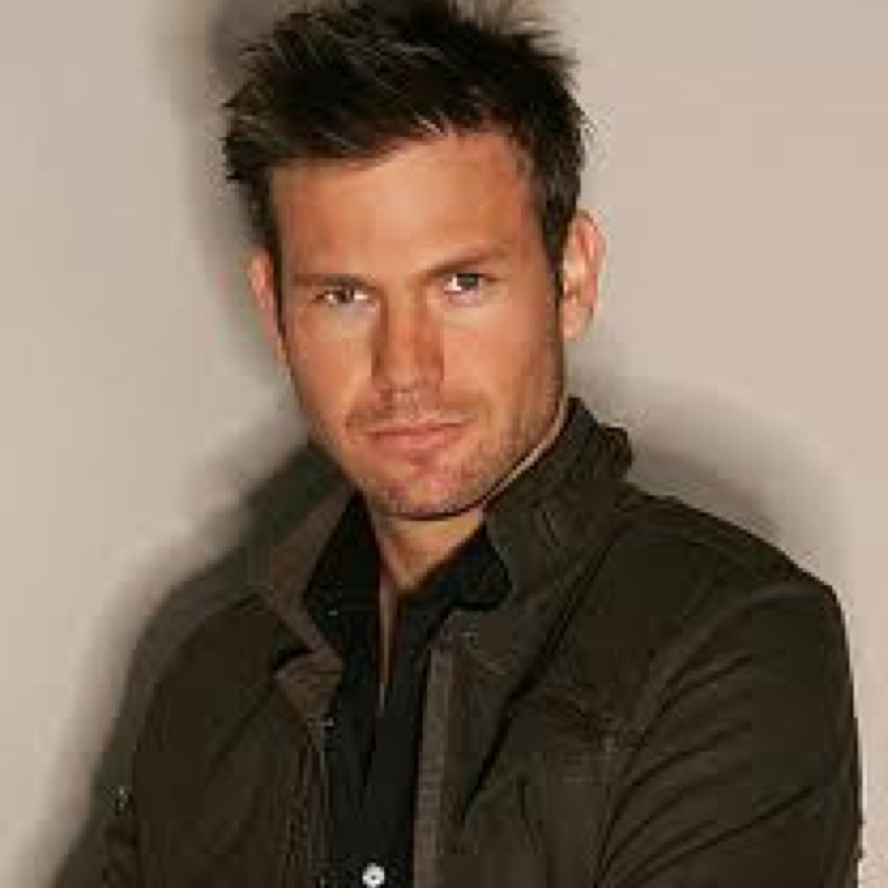 Soy Alaric Saltzman cazador y profesor de historia, padre de Elena Gilbert @Elena_TvrD (THE VAMPIRE DIARIES)