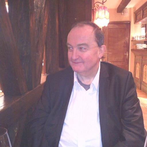 je suis divorcé, une fille et je suis chef de  table au casino d'Annemasse. je travaille dans les casinos(Sun, Austria, Vegas ...) en 35ans où j'étais directeur