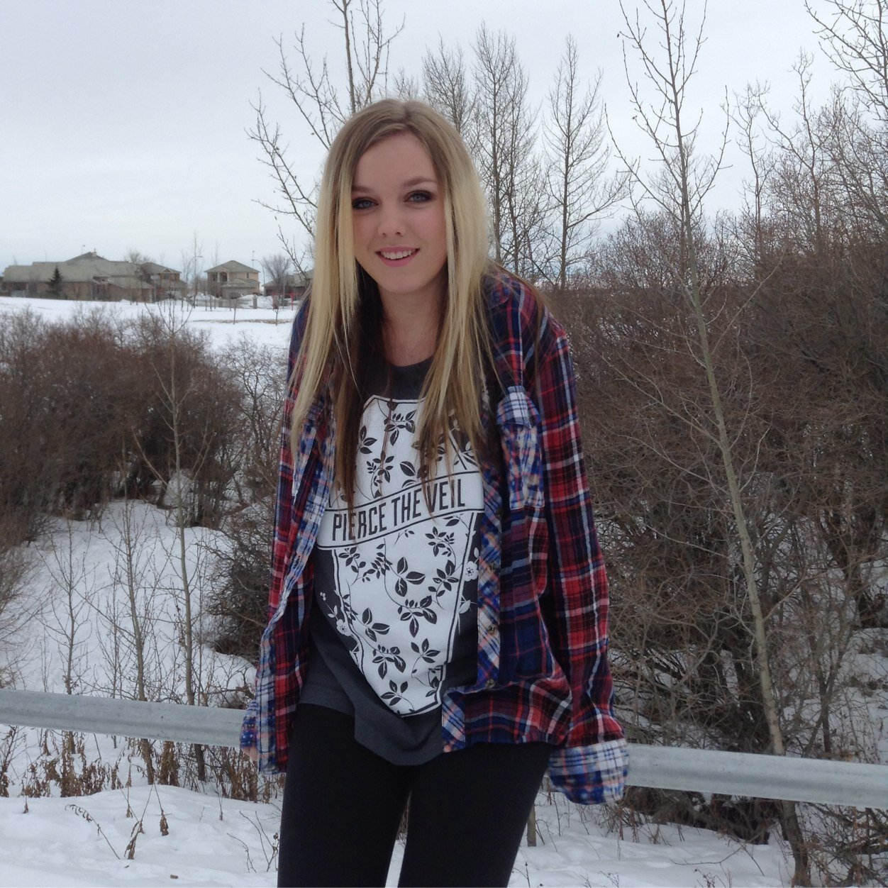 Classy gal living it up. #YYC PTV/SWS/ADTR/OM&M/BMTH/ATL/MMI/ETF/GS/FFDP/MCR/GD/LZ ❤️ life is a journey so put on your running shoes. ✌️i love bands