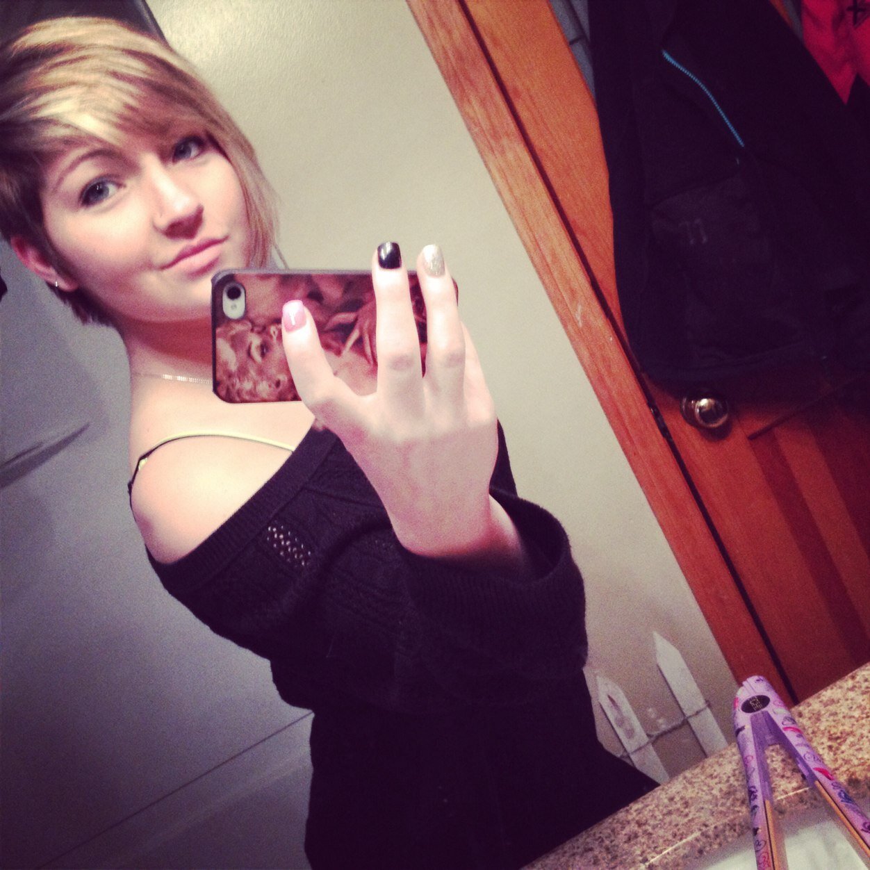 Hairstylist at Supercuts and a Motives Cosmetics beauty advisor! Ask me how!