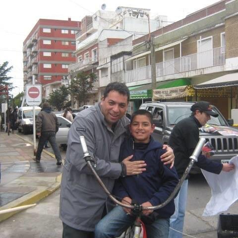 Creo en Peron y su idea, Abogado que no se resigna al ver a los humildes sin acceder a la justicia.
 COSTERO, BOSTERO y PAPA DE VALENTINA.