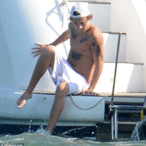 PLEASE FOLLOW @okharryxx I love you