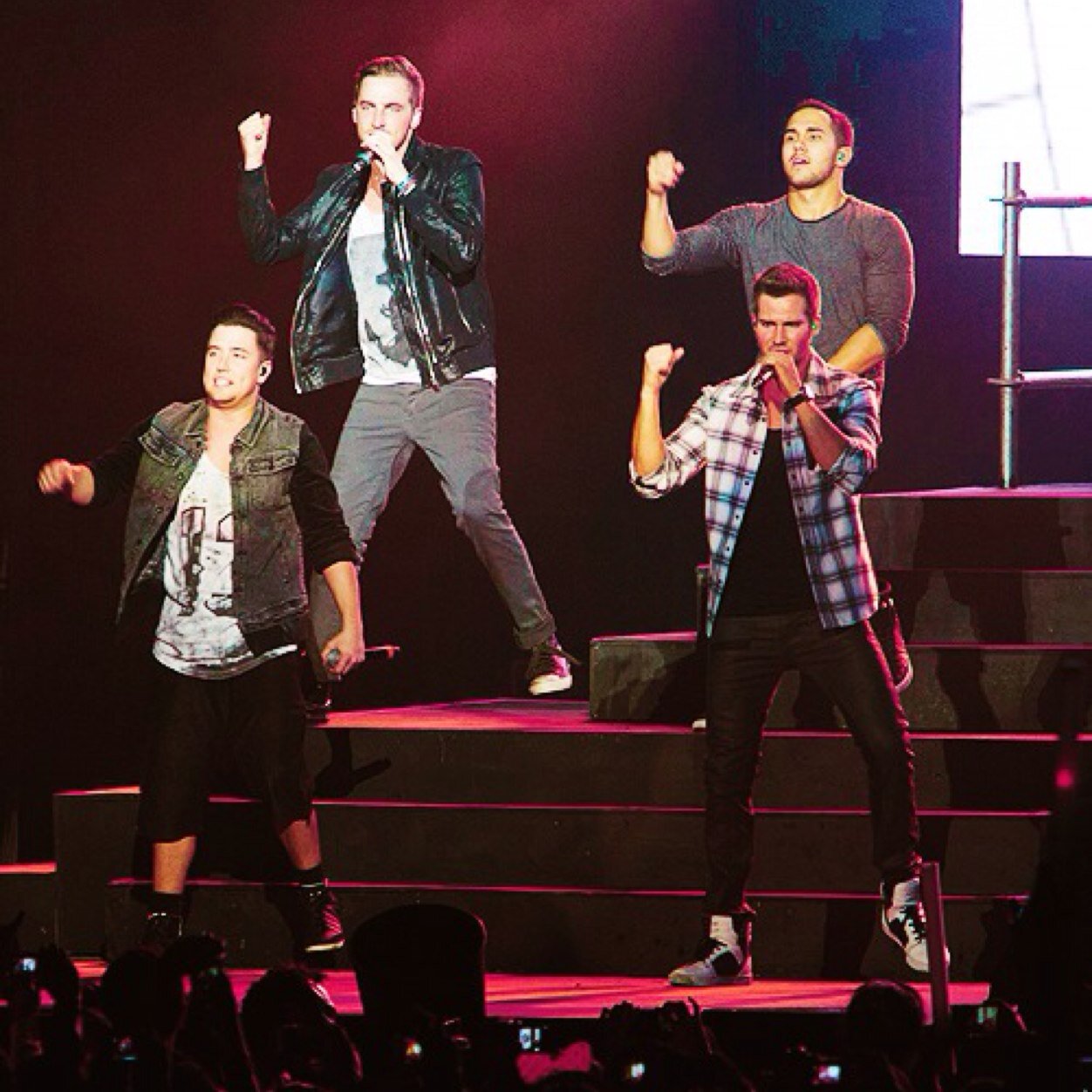 -Hola nuestra cuenta esta dedicada a @bigtimerush,hechos,noticias,novedades y informacion todo empezo el 19-02-14 ♡ Amamos a 4 chicos  ∞ .