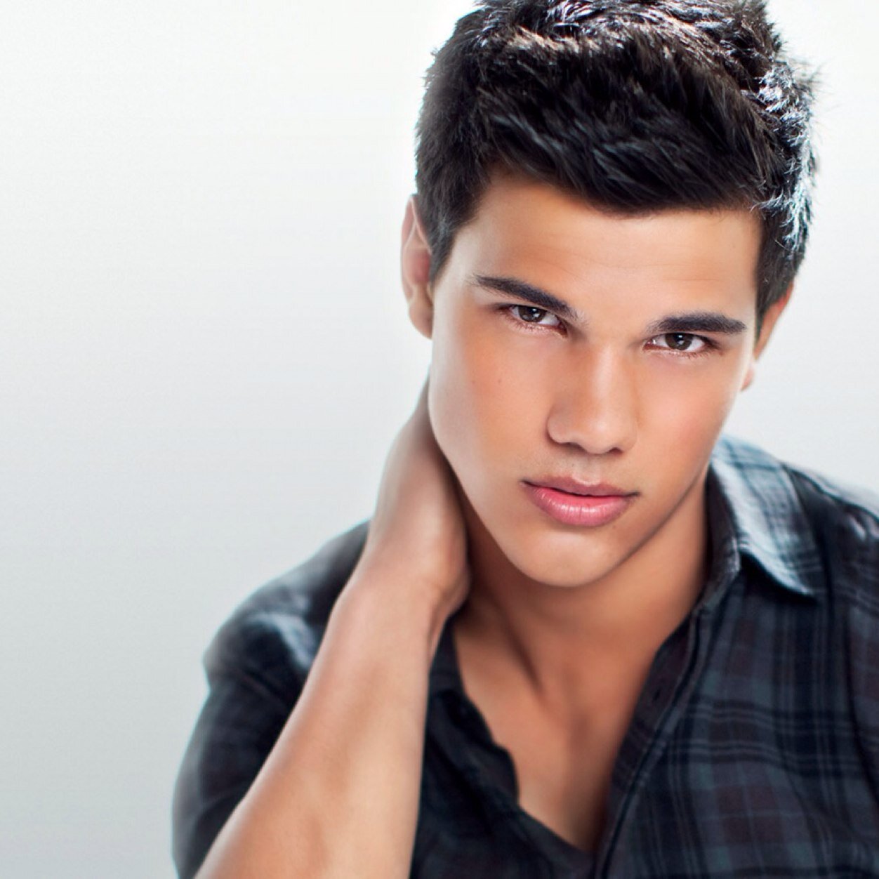 DefensiveJake's profile picture. Alpha of my own pack and protector of La Push. The best friend and protector to @AdorableHybrid. You become whatever she needs you to be. #DD