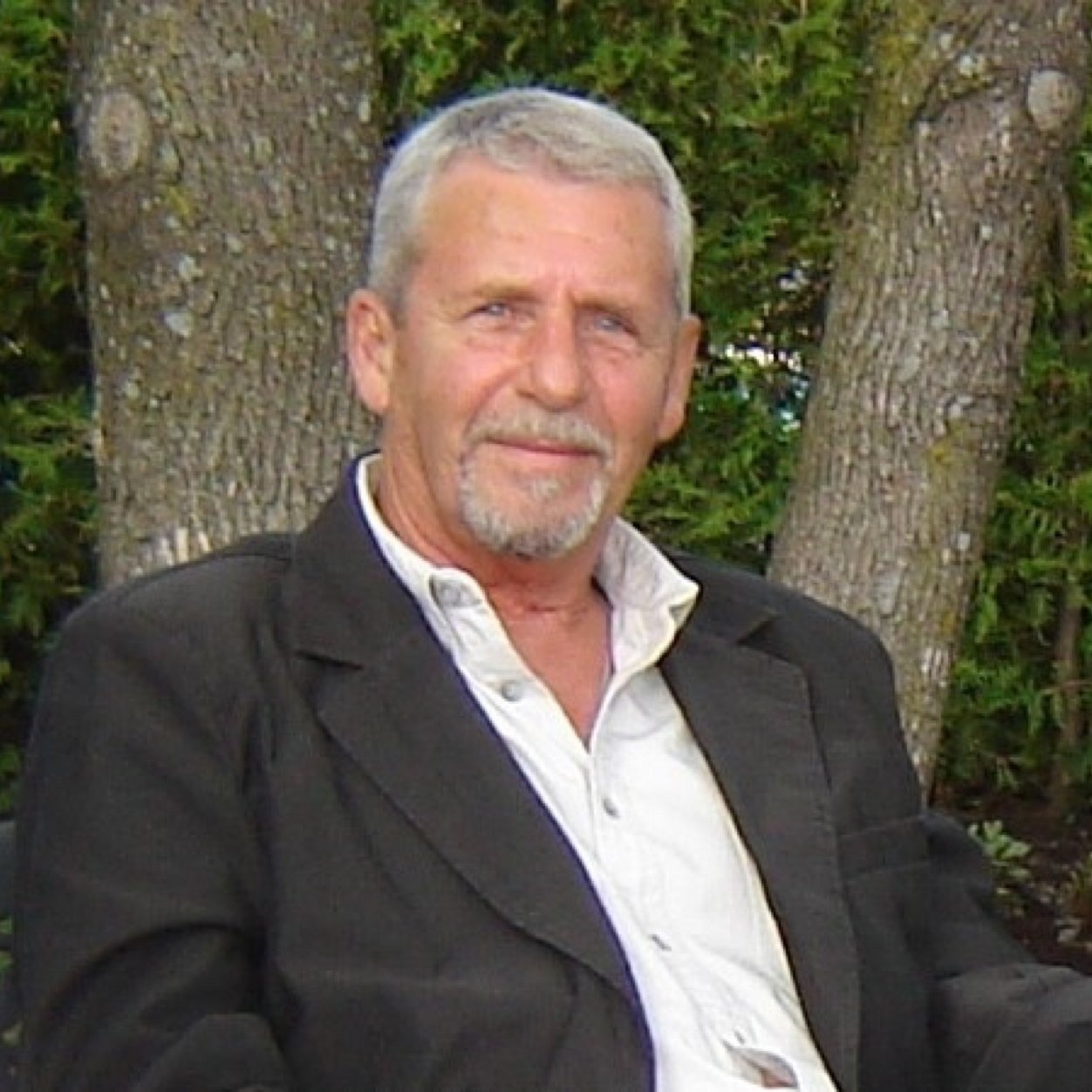 Retiré. Investigateur, Gouvernement. Intéressé par Philo, et comportment  humain, histoire passé et récente.