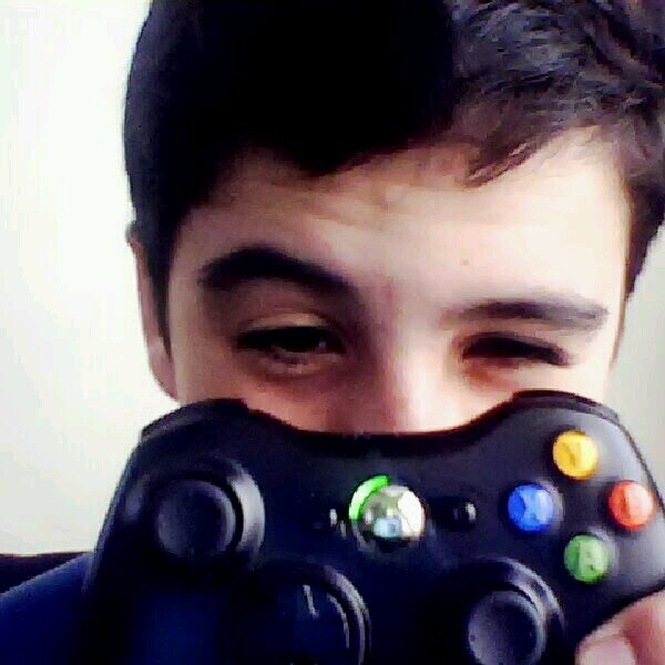 Soy un friki y no me siento mal por ello hice de mi día a día la historia de un juego. Soy el protagonista de mi vida y es mi trama.