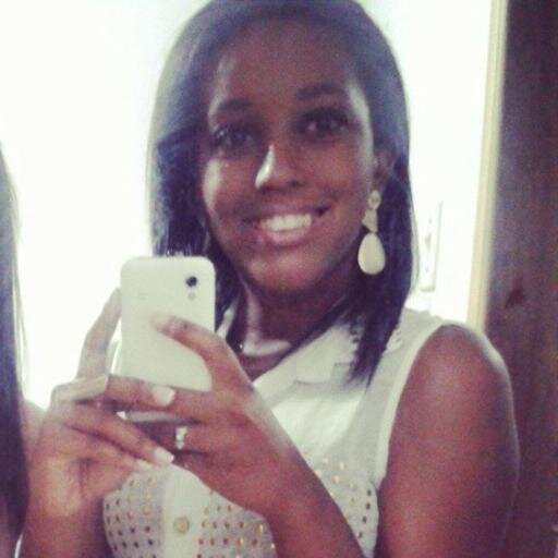 Aprendi que nem tudo são flores, nem todos os dias têm sol. Mas não há tristeza que não passe, nem felicidade que dure para sempre.