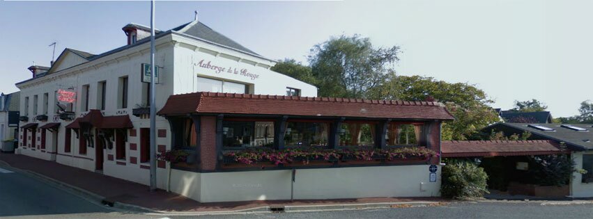 A cinq minutes de Fécamp, au calme dans un jardin fleuri près de sa fontaine, laissez vous séduire par le charme de cette auberge, et le confort de ses chambres
