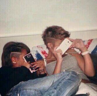 على سبيل الوحده / اشعر باني لو مت لن يفتقدني احد