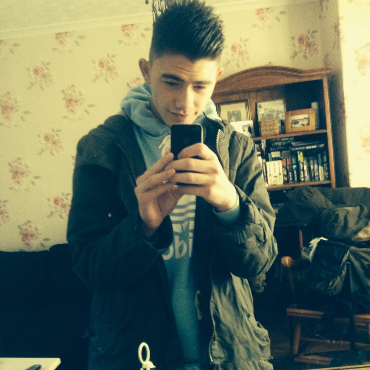 16
 Aylesbury acadamy
 Winslow united
 Love football friends
 Taken
  Il follow back 
  Pretty much it..