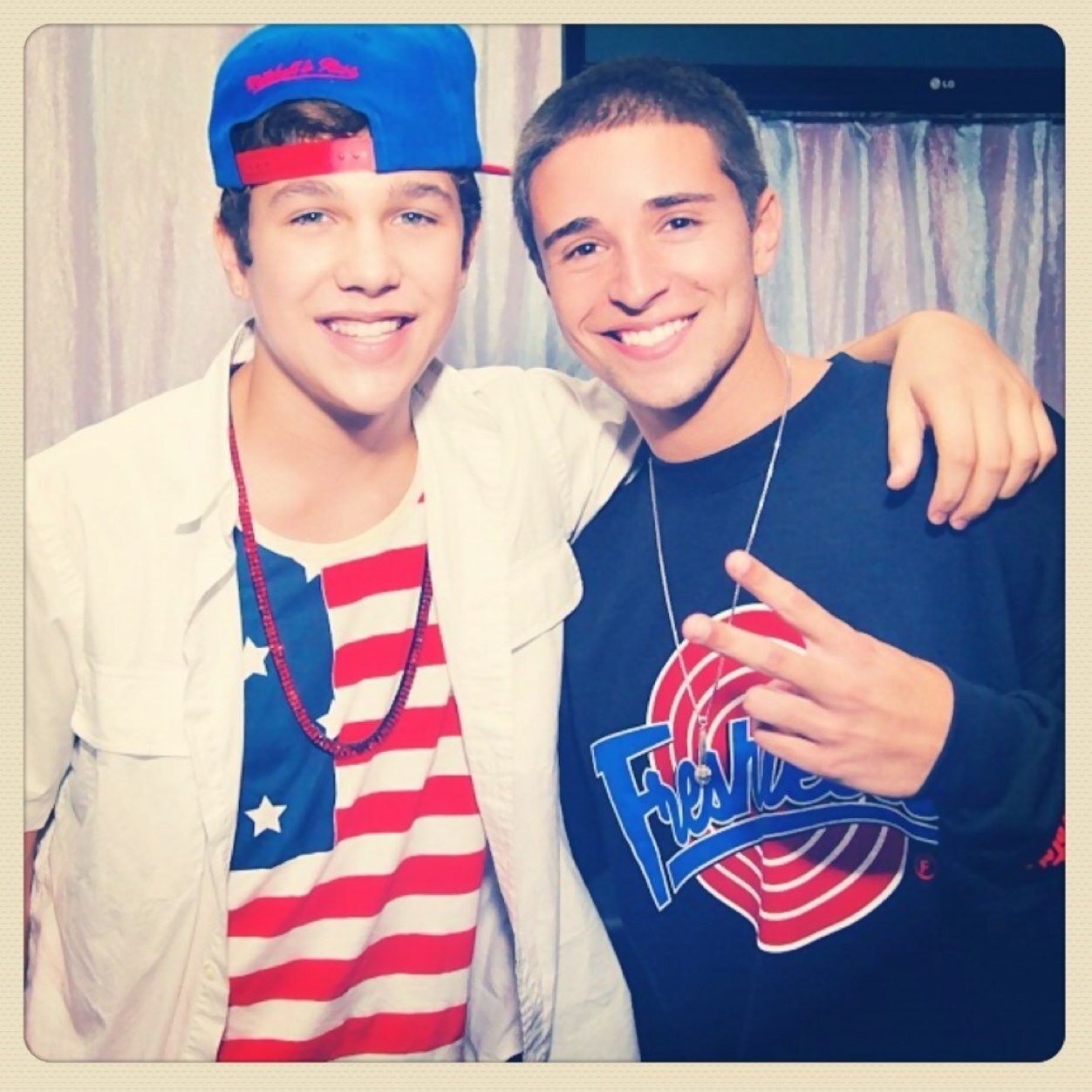 I'm Austin Mahone's 2nd cousin! :) ♥ Dm me if you want to know more about me or Austin? :) Thank you guys for all his support! :) #TEAMFOLLOWBACK