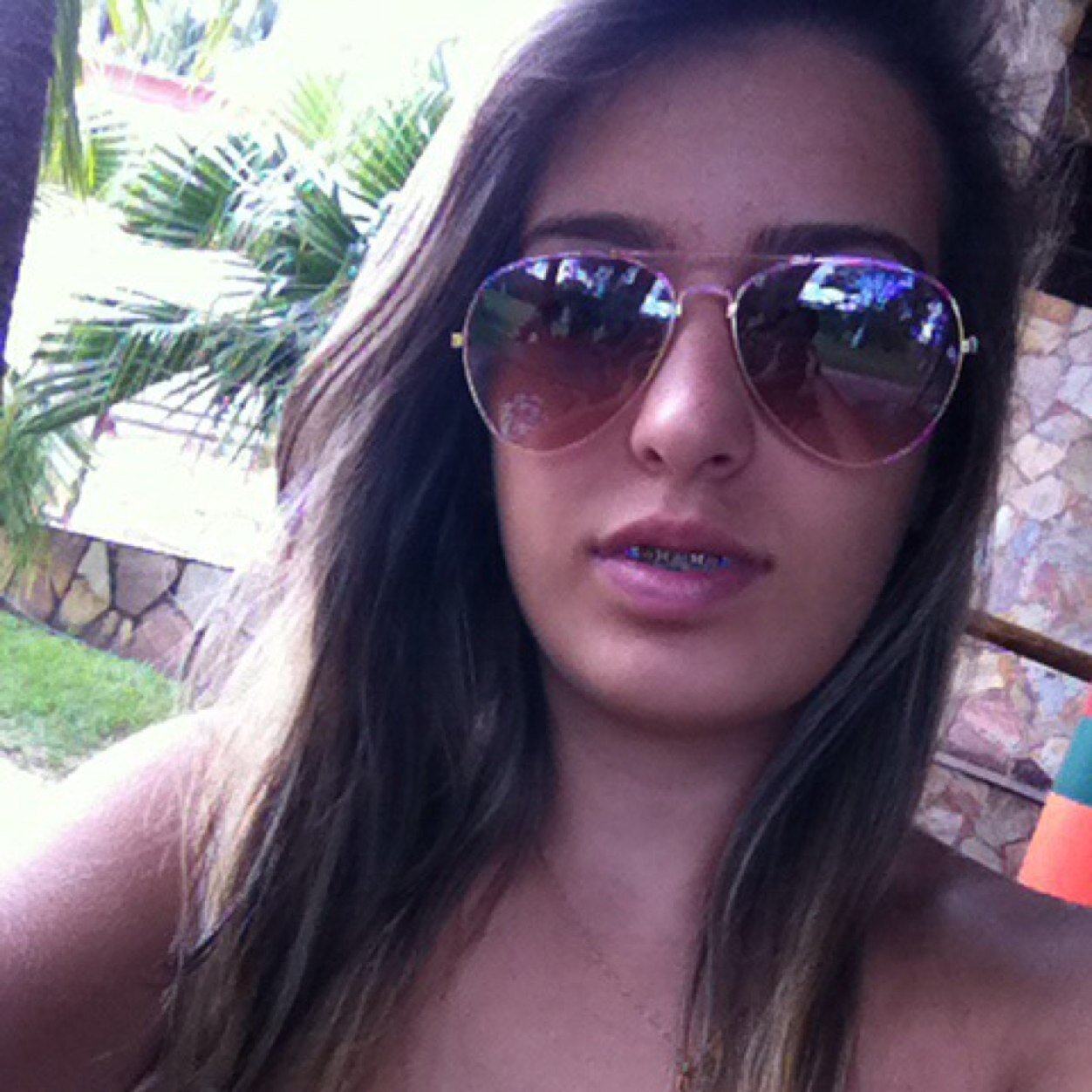 Criticas não me rebaixam!
elogios não me elevam!
 sou o que sou...
 não o que acham!

amo quem me ama. foda-se quem me odeia !