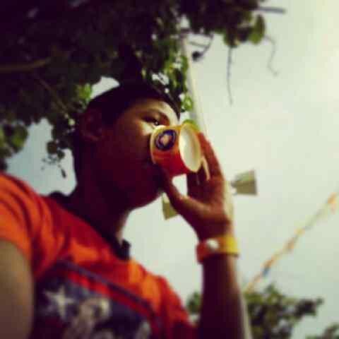 Tetap telah tersenyum walau hatimu sedang merenung #me #status