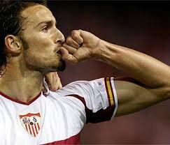 sevillano miarma de pie a la cabesa y socio del equipo mas grande de andalucia el sevilla fc BN75