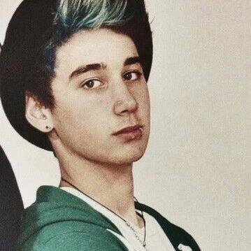 Hey how are U? follow me 3 I'm Directioner Janoskinator & JCaezer 3