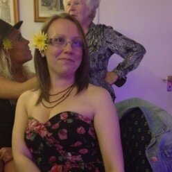 Jess, 20. Trainee make-up artist. Special effects and zombie geek.America is my dream. Also I canpierce ears. :-)
