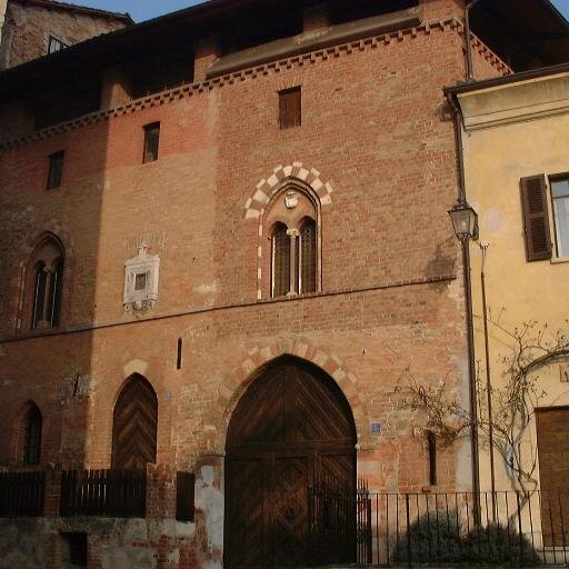 E' facile essere profondi; basta lasciarsi sommergere dalle proprie tare. (E. Cioran)