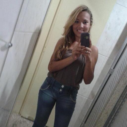 Adoro Funk,dancar ,fazer desenhos ,sair a noite com os amigos,com a familia ,gosto de viajar ,trabalho numa empresa de Arquitetura e estou solteira.