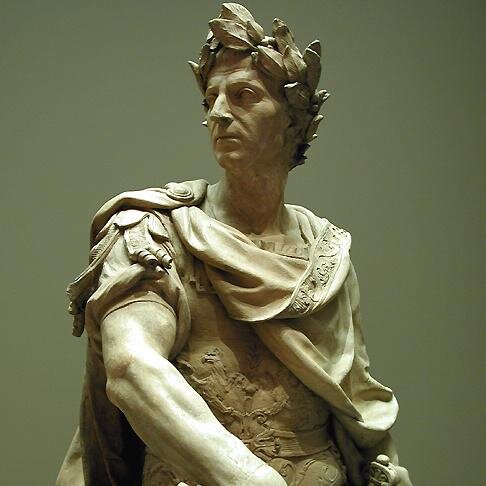 Líder político en Roma, gran orador y escritor, tal vez más recordado por mis amoríos con Cleopatra que por mis victorias militares.