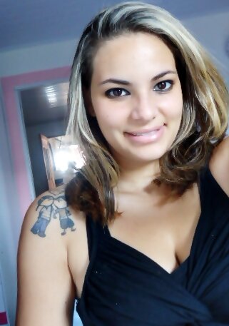 Sou meio complicada de entender, as vezes nem eu mesma me entendo... Fico com raiva do nada, assim mesmo, sem motivo... Mas também fico feliz do nada,