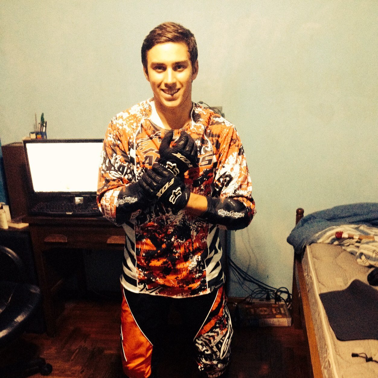 Christian,English Lover, Wannabe Dirtjumper, Gamer, Life Enthusiast.Life is Beatiful. Go Big or Go Home. † Fil 4:13 Todo lo Puedo en Cristo Que me Fortalece †