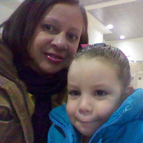Una madre y abuela totalmente feliz y ahora son tres, gracias a Jehová. Aunque ustedes nunca lo vieron, lo aman.(1Pedro: 1:8)