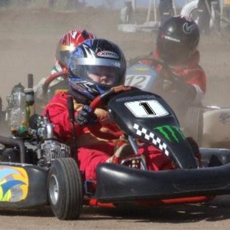 Todos los chicos quieren unas lindas chicas pero yo quiero una linda pista de KARTING!!!!!!!!!!!