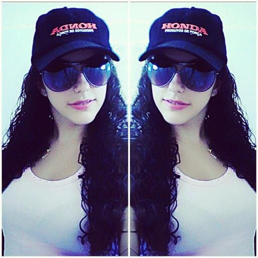 Sou mais ou menos uma pessoa tímida ,mas sou uma pessoa feliz que gosta de seus amigos e familiares *-* ..,