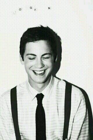 Luchando con los Leales en el ejército de Dumbledore.~Logan Lerman~Cabaña 3, junto a la Veta