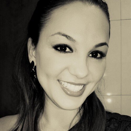 Sou mulher com jeito de criança.Brincalhona, amiga e guerreira.Mas não sou perfeita, sou humana e humanos erram!