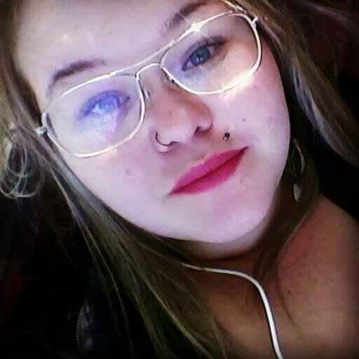 Às vezes eu sou boa de mais, e acabo levando um abraço pela frente e uma facada por trás.
