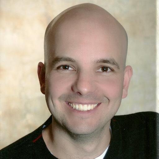 Professor de História e Geografia.