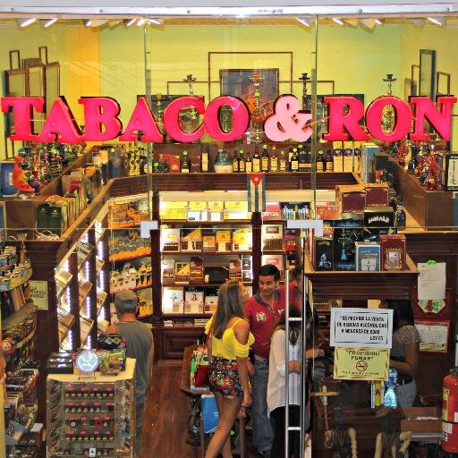 Ponemos a tu disposición una amplia variedad de puros y artículos para fumadores.                                       Albrook Mall, Pasillo del Elefante.